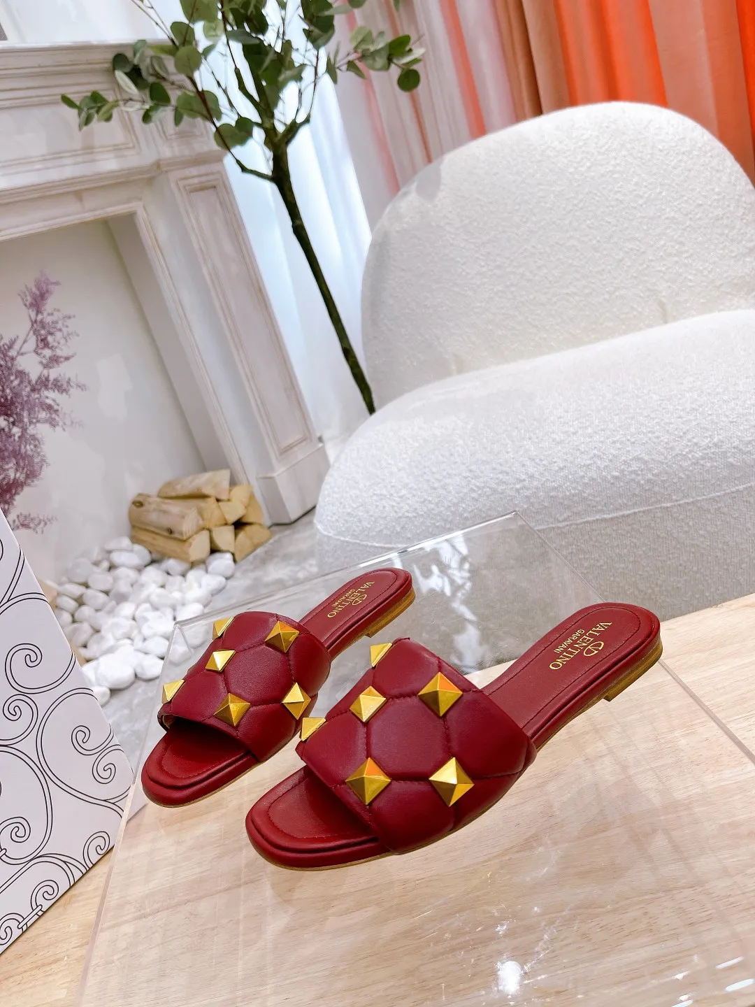 👟👟Ex-factory price 380👟👟 Genuine leather sole +40 Valentino.Valentino👑👑Rivets The latest series of the slippers counter, the highest version, perfect details, a very eye-catching catwalk series launched [strong][strong] V's popular rivet elements, luxurious and gorgeous! Various colors can be matched with beautiful clothes in spring and summer. There are many choices🎉🎉Exquisite and durable. It is copied at 1:1 of the original product. The upper foot is very pedicure-like. The key point is that it is very good and easy to control. It does not grind the feet and does not tire the feet. It is a walking artifact. The last shape is completely compared to the counter. The details are perfect. Without the original version, it would not be so exquisite! (Note! The heel shape and height are exclusively molded according to the original version, and are not randomly substituted by the market🐂) The color and texture of the fasteners are consistent with the original version! Fabric: Sheepskin Lining: Sheepskin lining 5 colors: off-white, black, bare, burgundy, pink Size: 34 to 41 (34, 40, 41, custom-made, non-refundable and non-exchangeable) Heel height: flat rubber bottom: genuine leather bottom: